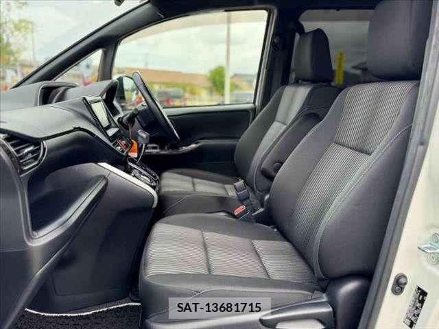 Toyota VOXY 2018-03 8782568-16