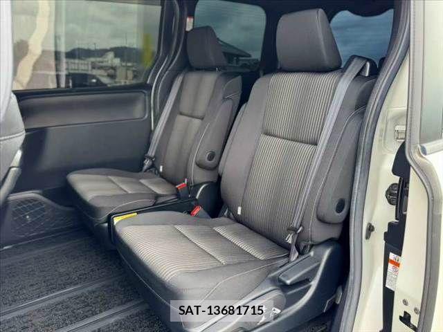 Toyota VOXY 2018-03 8782568-17