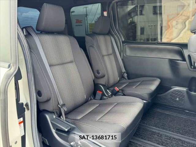 Toyota VOXY 2018-03 8782568-18