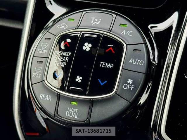 Toyota VOXY 2018-03 8782568-26