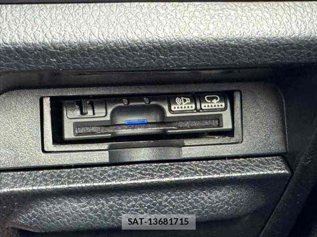 Toyota VOXY 2018-03 8782568-27