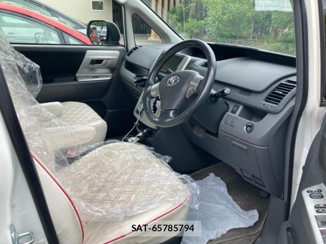 Toyota VOXY 2007-11 8782580-12
