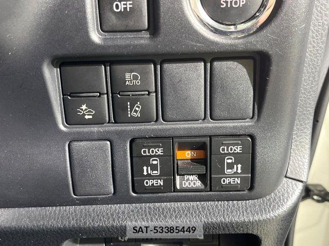 Toyota VOXY 2017-08 8782569-4