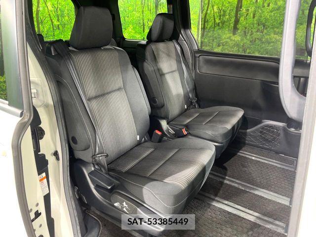 Toyota VOXY 2017-08 8782569-8