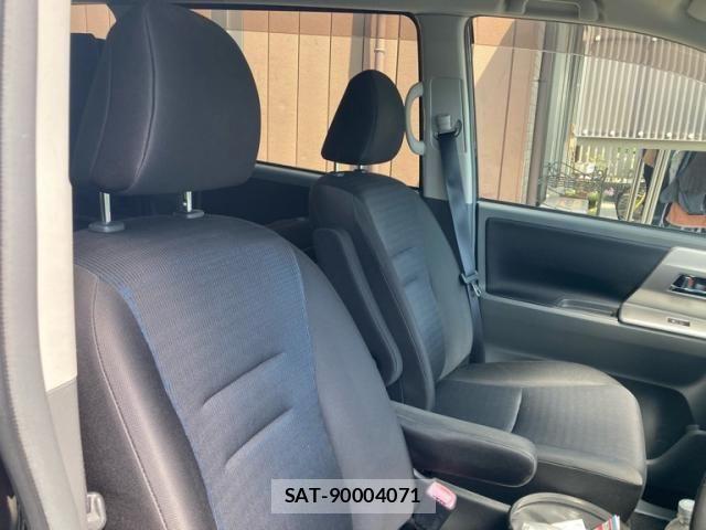 Toyota VOXY 2010-05 8782583-11