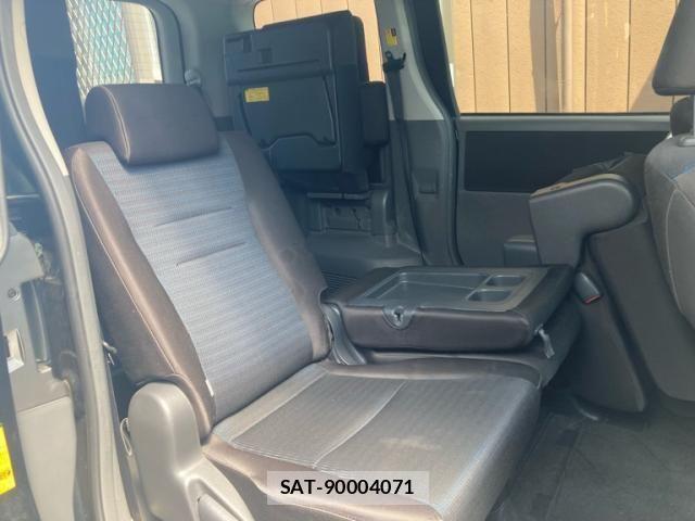 Toyota VOXY 2010-05 8782583-13