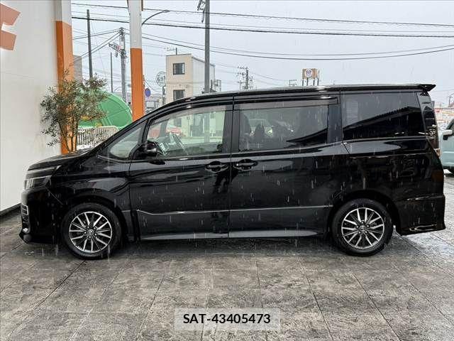 Toyota VOXY 2014-07 8782575-10