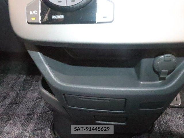 Toyota VOXY 2009-08 8782579-25
