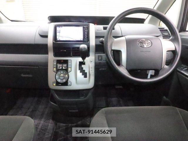 Toyota VOXY 2009-08 8782579-2