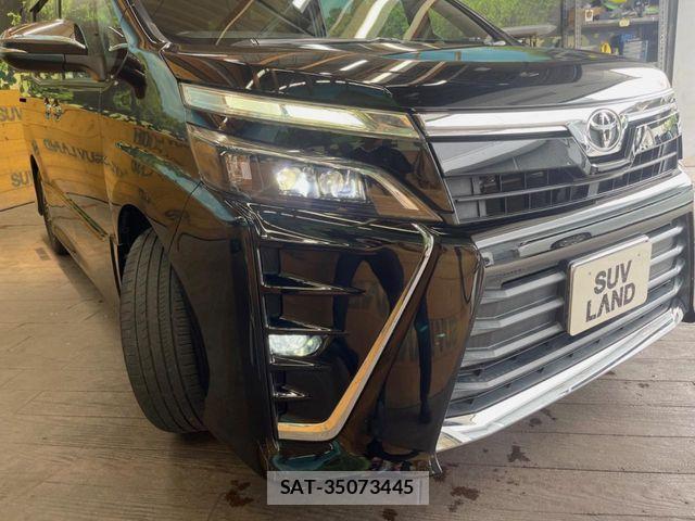 Toyota VOXY 2018-03 8782567-11