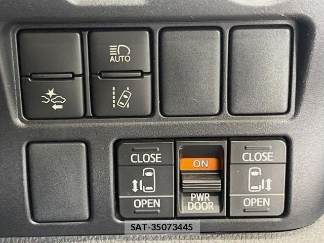 Toyota VOXY 2018-03 8782567-4