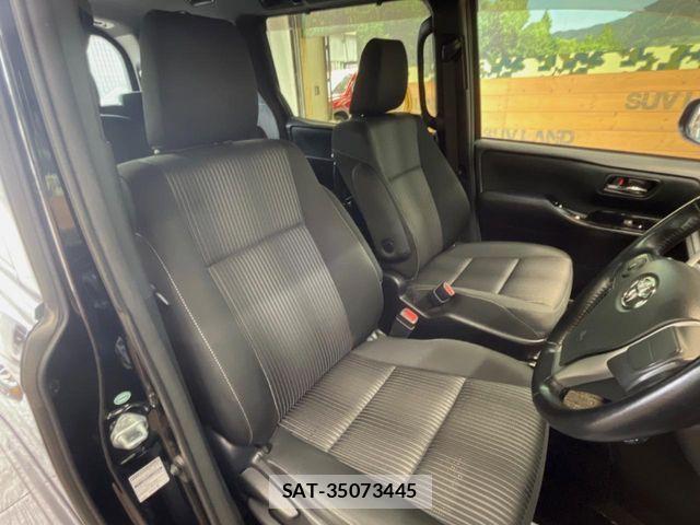 Toyota VOXY 2018-03 8782567-6