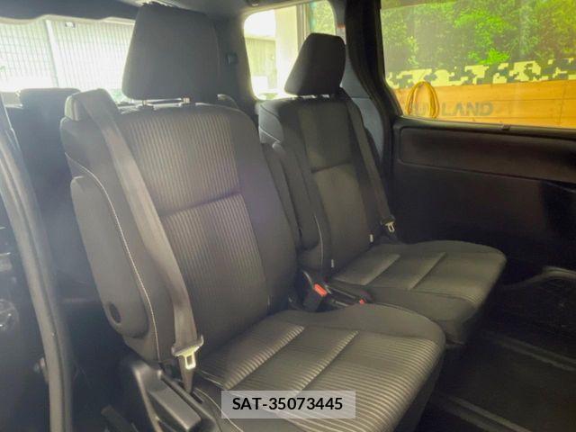 Toyota VOXY 2018-03 8782567-7