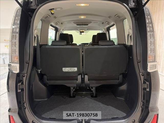 Toyota VOXY 2017-02 8797898-10