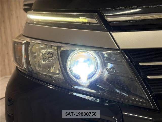 Toyota VOXY 2017-02 8797898-12