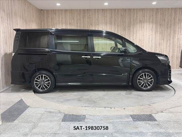 Toyota VOXY 2017-02 8797898-17