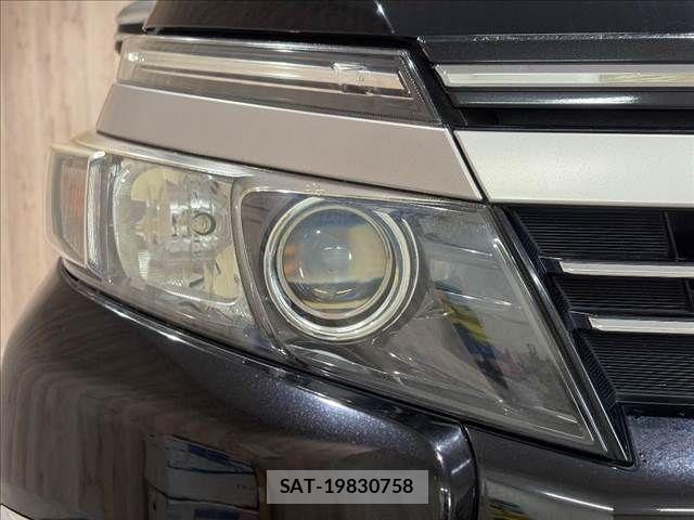 Toyota VOXY 2017-02 8797898-22