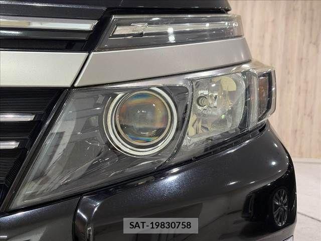 Toyota VOXY 2017-02 8797898-23