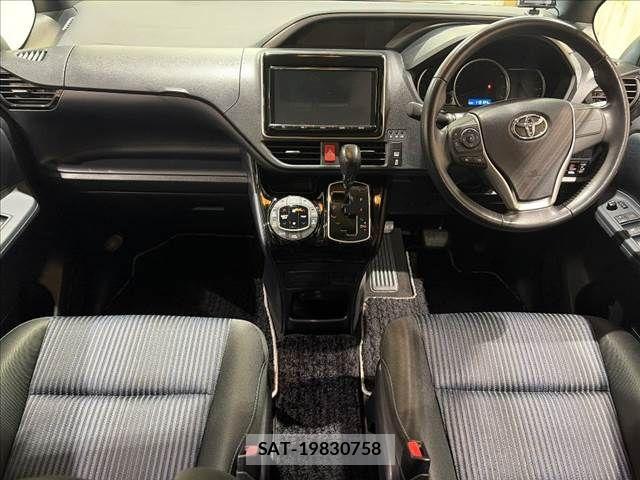Toyota VOXY 2017-02 8797898-2