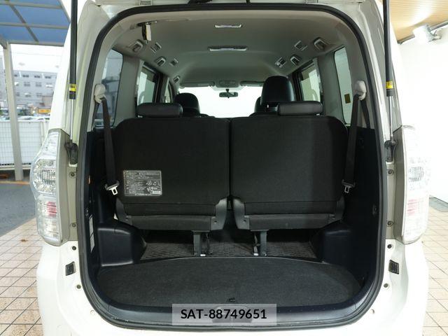 Toyota VOXY 2013-10 8797902-18