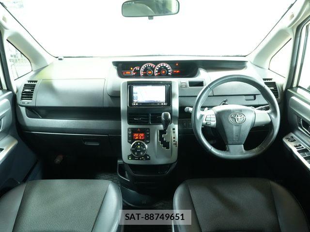 Toyota VOXY 2013-10 8797902-1