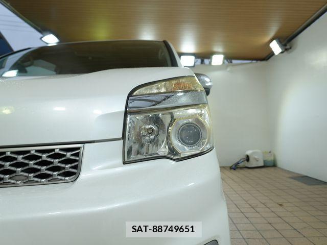 Toyota VOXY 2013-10 8797902-21