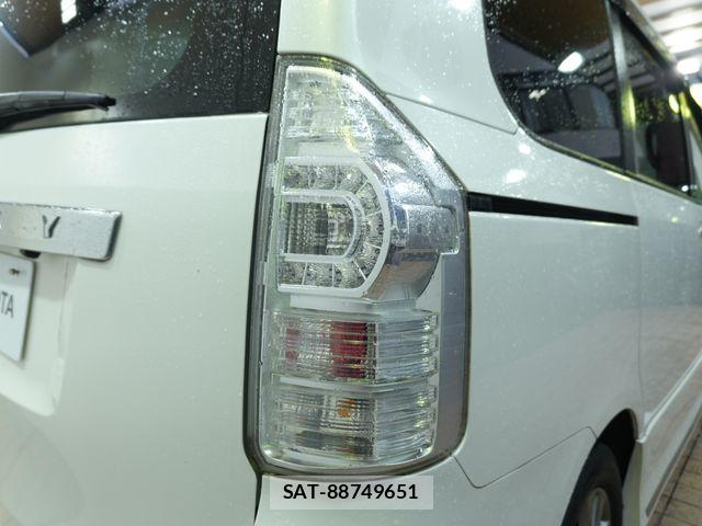 Toyota VOXY 2013-10 8797902-24