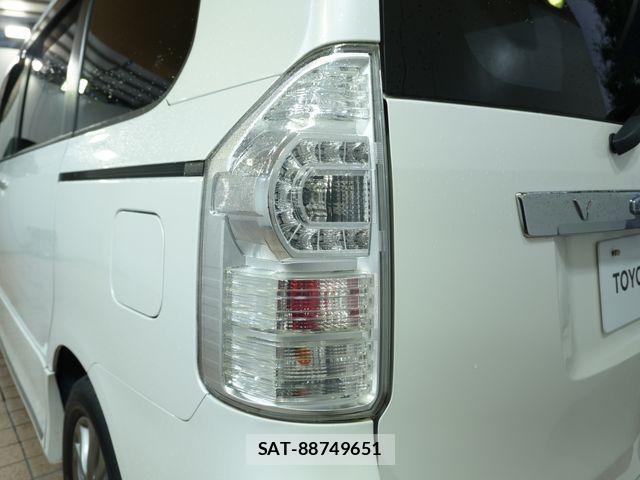 Toyota VOXY 2013-10 8797902-25