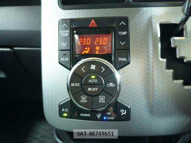 Toyota VOXY 2013-10 8797902-28