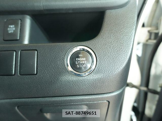 Toyota VOXY 2013-10 8797902-29