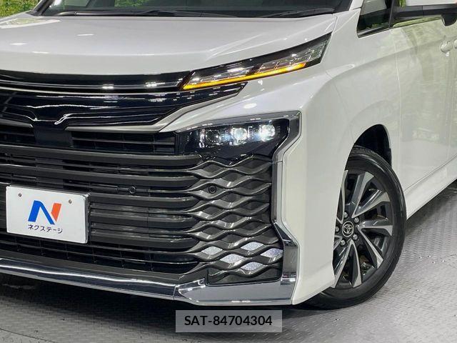 Toyota VOXY 2023-11 8797881-12