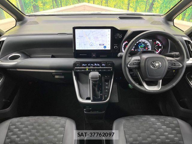 Toyota VOXY 2024-05 8797879-1