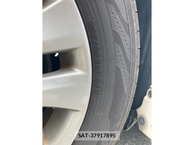 Toyota VOXY 2011-12 8797903-11