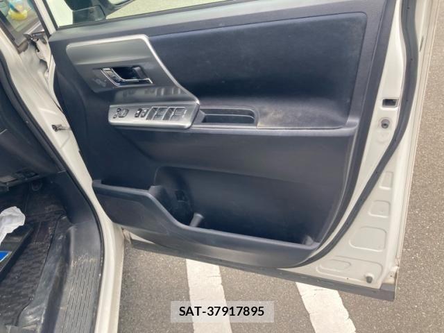 Toyota VOXY 2011-12 8797903-13