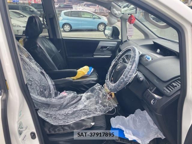 Toyota VOXY 2011-12 8797903-15
