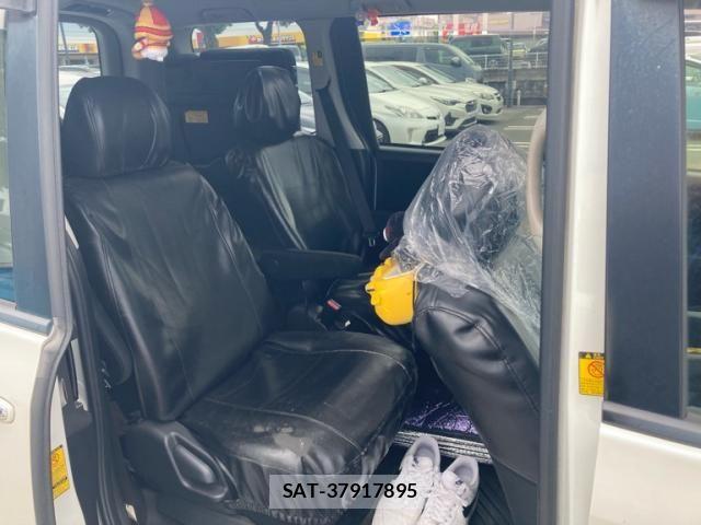 Toyota VOXY 2011-12 8797903-16