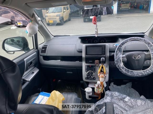 Toyota VOXY 2011-12 8797903-17