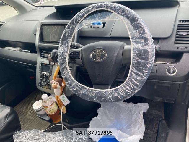 Toyota VOXY 2011-12 8797903-18