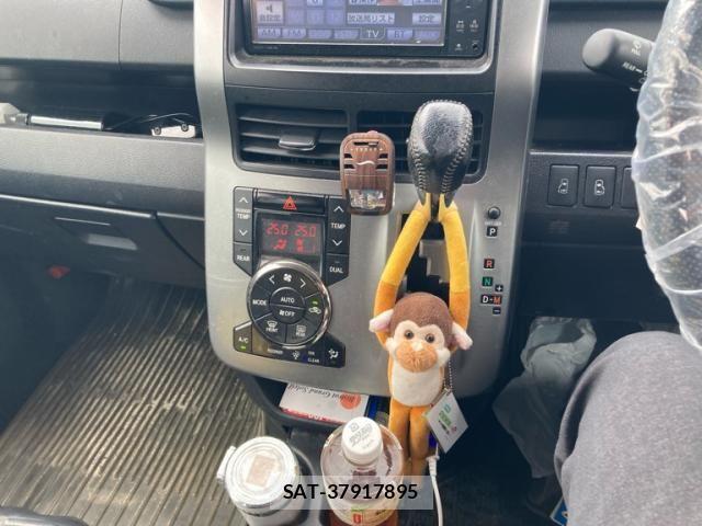 Toyota VOXY 2011-12 8797903-22