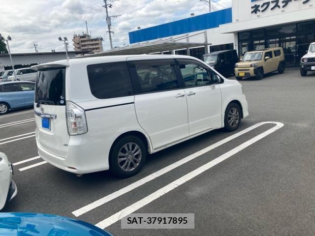 Toyota VOXY 2011-12 8797903-3
