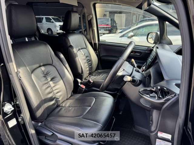 Toyota VOXY 2016-04 8797897-11