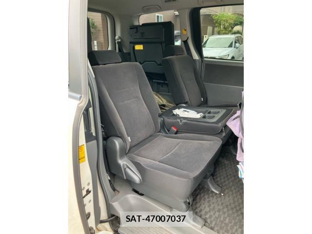 Toyota VOXY 2010-02 8797904-12