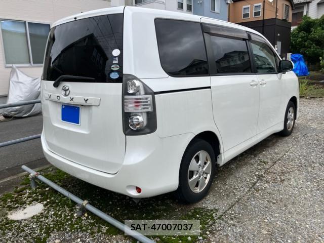 Toyota VOXY 2010-02 8797904-1