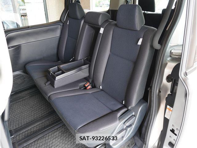 Toyota VOXY 2019-05 8797886-17