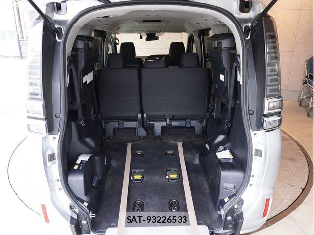 Toyota VOXY 2019-05 8797886-4