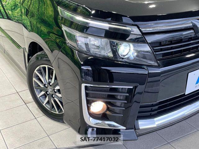 Toyota VOXY 2014-02 8832408-11