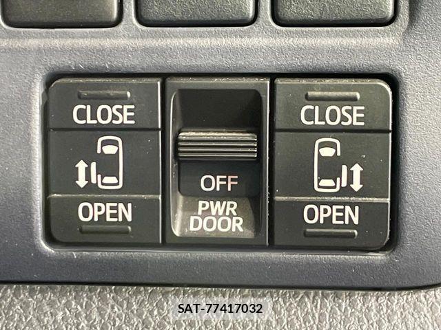 Toyota VOXY 2014-02 8832408-3
