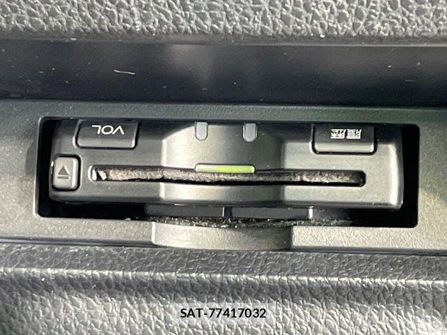 Toyota VOXY 2014-02 8832408-4