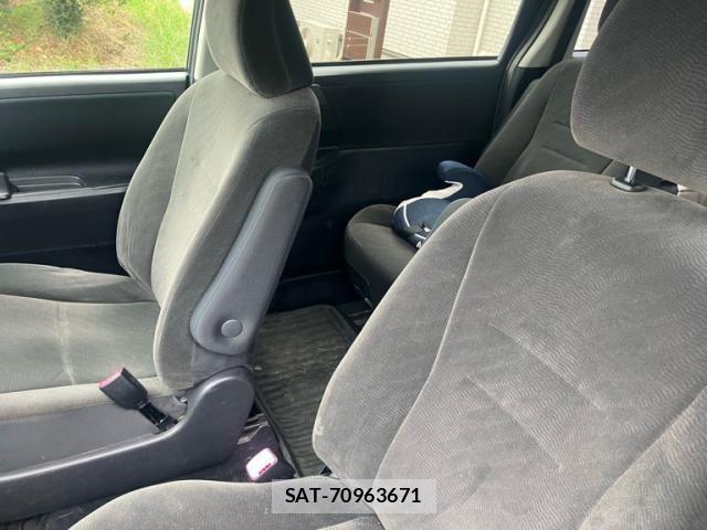 Toyota VOXY 2011-12 8832416-11