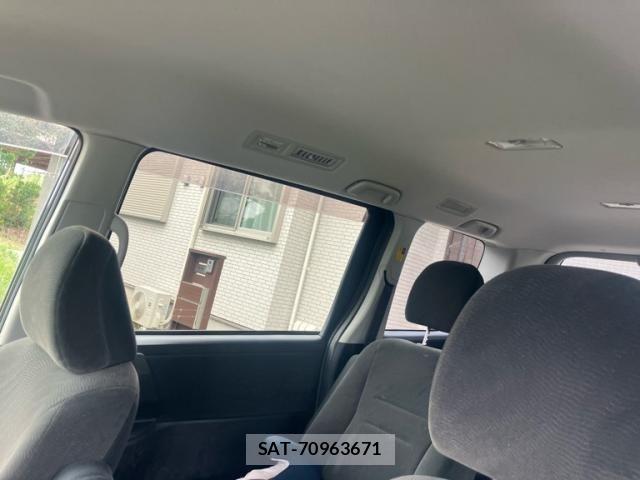 Toyota VOXY 2011-12 8832416-12